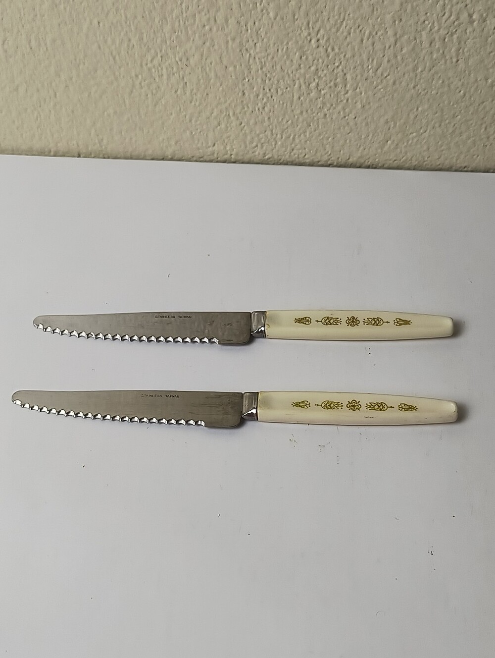 Stainless SteelSet of 2 Vintage Serrated Dinner Knives with Cream Floral Handles